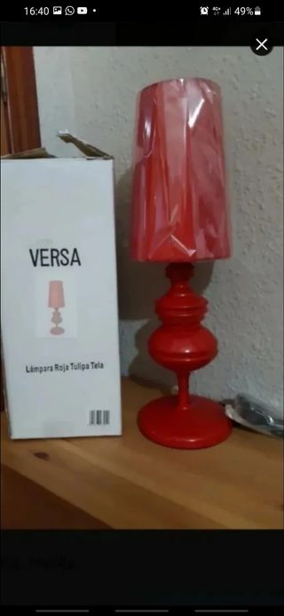 Cabecero rosa,baul beig,alfombra rosa y lampara.