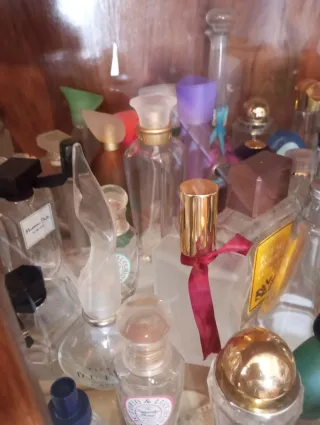 100 bottiglie di profumo vintage