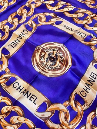 Pañuelo Chanel cadenas doradas azul vintage retro