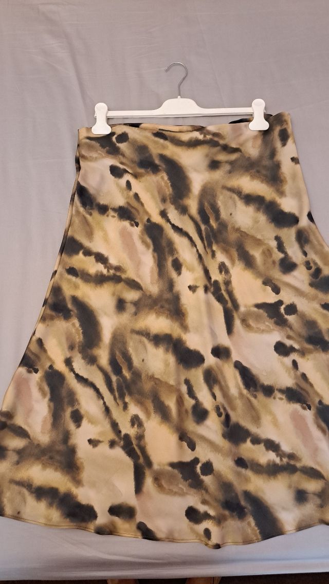 Falda midi beige y marrón