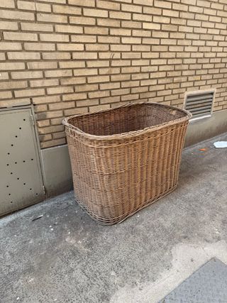 Canasta mimbre antigua