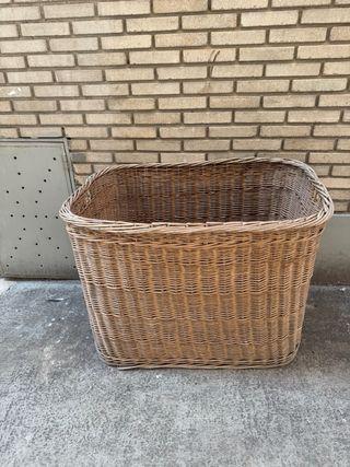 Canasta mimbre antigua