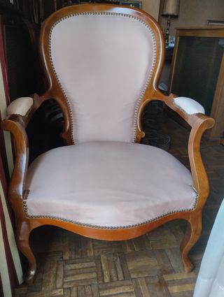 Sillón de estilo isabelino tapizado en rosa