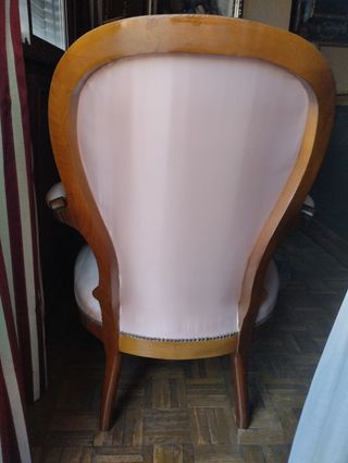 Sillón de estilo isabelino tapizado en rosa