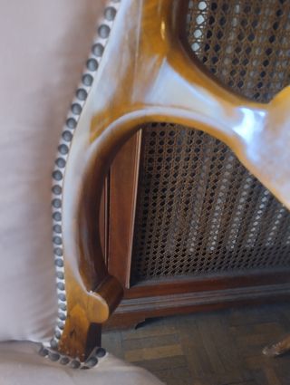 Sillón de estilo isabelino tapizado en rosa