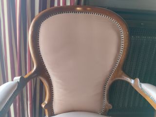 Sillón de estilo isabelino tapizado en rosa