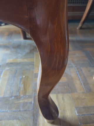 Sillón de estilo isabelino tapizado en rosa