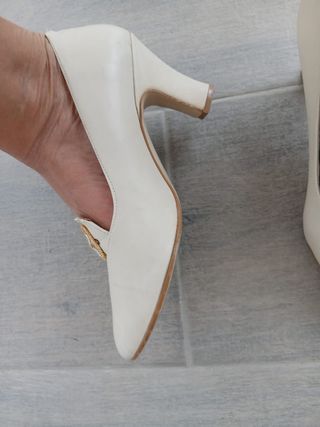 Zapatos tacón blancos dorados