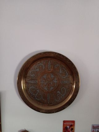 Bandeja metálica marrón y plata