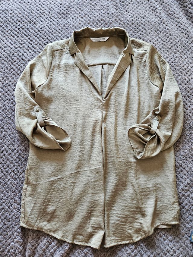 Conjunto blusa beige y vaqueros