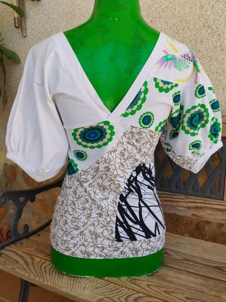 Camiseta Desigual multicolor bordada