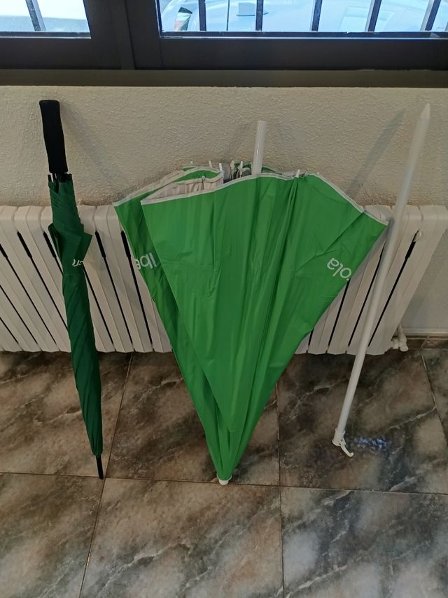 Sombrilla y paraguas verdes