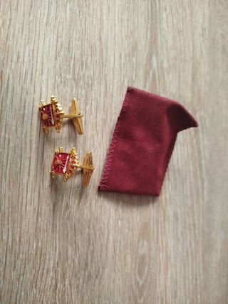Gemelos camisa dorados y rojos