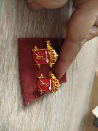 Gemelos camisa dorados y rojos