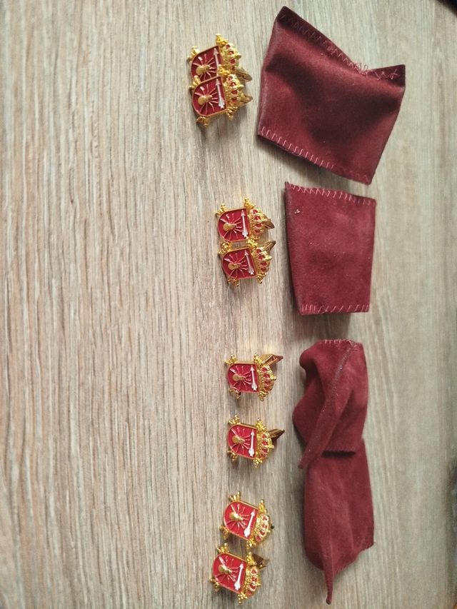 Gemelos camisa dorados y rojos