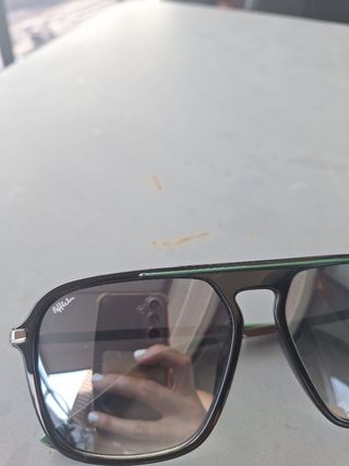 Gafas sol modernas tipo Carrera de Afflelou
