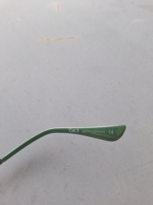 Gafas sol modernas tipo Carrera de Afflelou