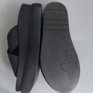 Chanclas negras plataforma Mustang