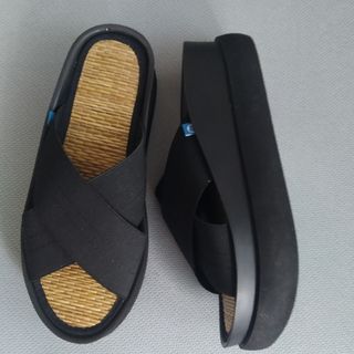 Chanclas negras plataforma Mustang