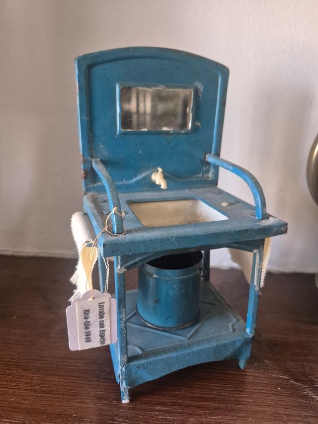 Lavabo antiguo de hojalata