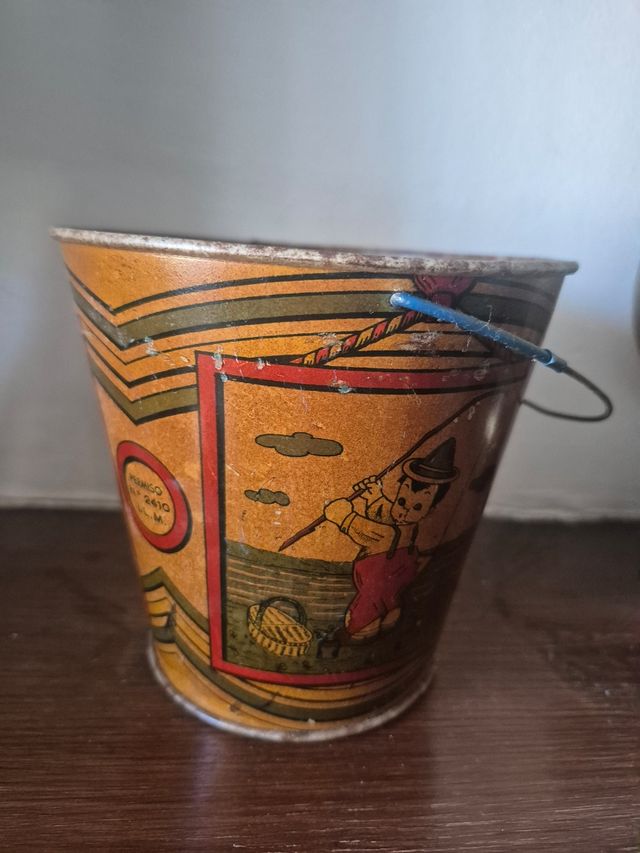 Cubo playa antiguo hojalata