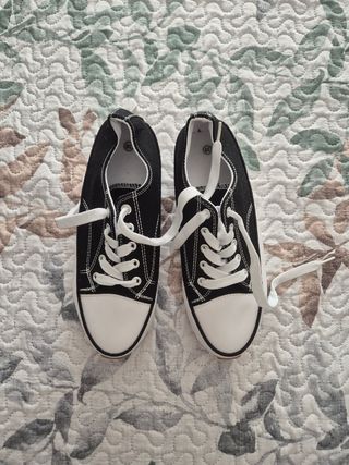 Zapatillas Converse negras y blancas
