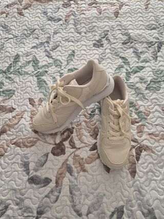 Zapatillas beige tipo Reebok