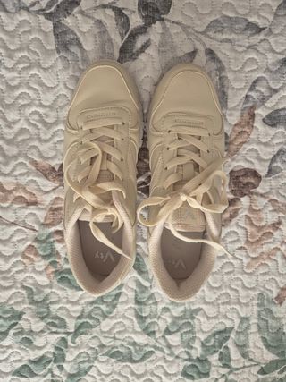 Zapatillas beige tipo Reebok