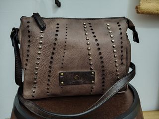 Bolso Dayaday marrón con tachuelas