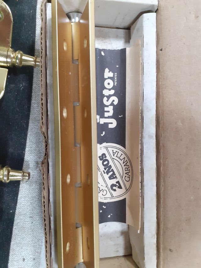 Bisagras  puertas y dos cierres no envio