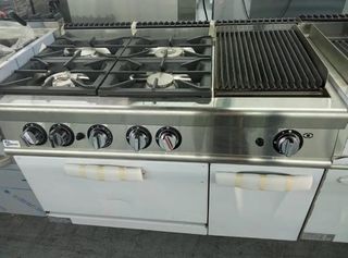 Cocina industrial con barbacoa