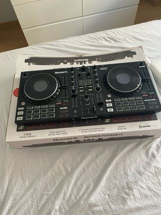 Mesa mezclas Numark MixTrack Platinum FX