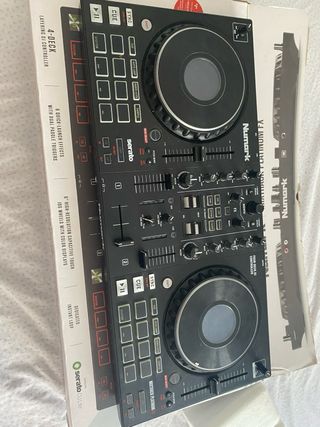 Mesa mezclas Numark MixTrack Platinum FX