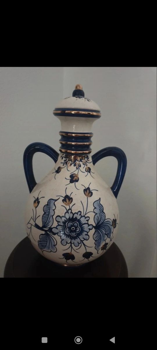 Jarrón antiguo azul y blanco pintado a mano.