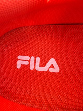 Zapatillas Fila blancas y rojas