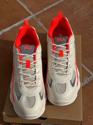 Zapatillas Fila blancas y rojas
