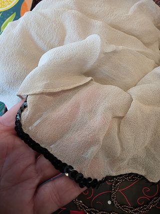 Foular beige con lentejuelas negras