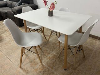 Mesa de Madera + 4 Sillas Nórdicas 