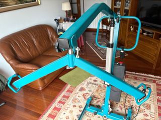 Grúa eléctrica AKS Foldy PL 2000 traslado paciente