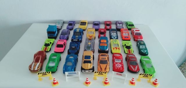 Coches Juguete variados + vallas + conos