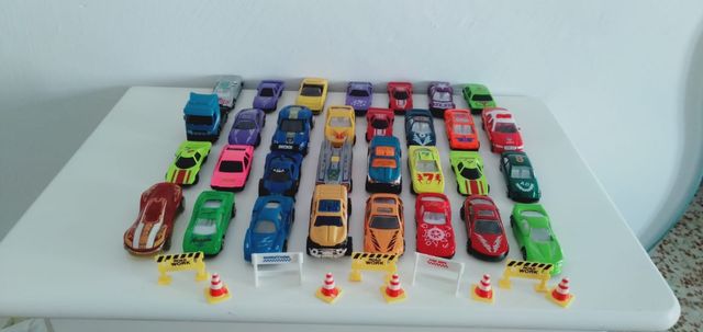 Coches Juguete variados + vallas + conos