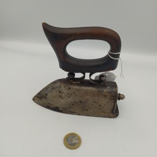 ANTIGUA PLANCHA DE HIERRO CON MANGO DE MADERA