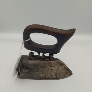 ANTIGUA PLANCHA DE HIERRO CON MANGO DE MADERA