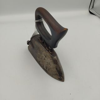 ANTIGUA PLANCHA DE HIERRO CON MANGO DE MADERA