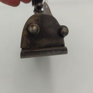 ANTIGUA PLANCHA DE HIERRO CON MANGO DE MADERA