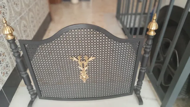 Pantalla chimenea: metal negro y dorado