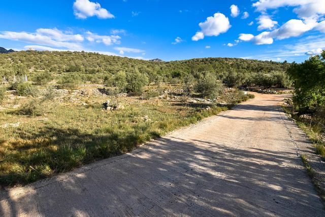 Finca rústica en una colina