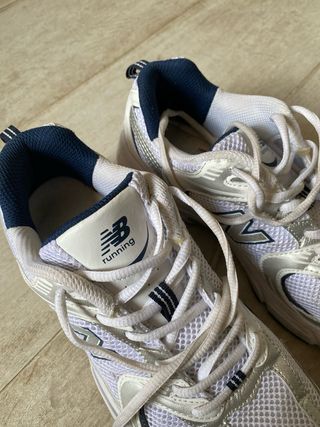 Zapatillas New Balance 530 - blancas y plateadas
