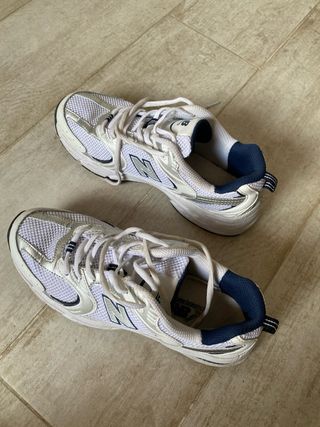 Zapatillas New Balance 530 - blancas y plateadas