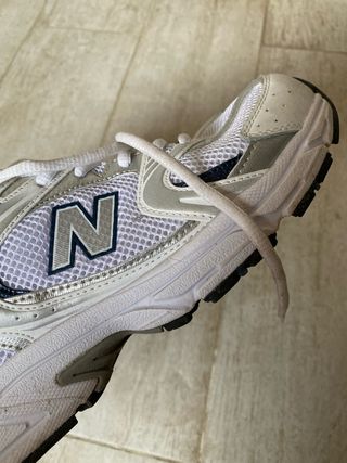 Zapatillas New Balance 530 - blancas y plateadas